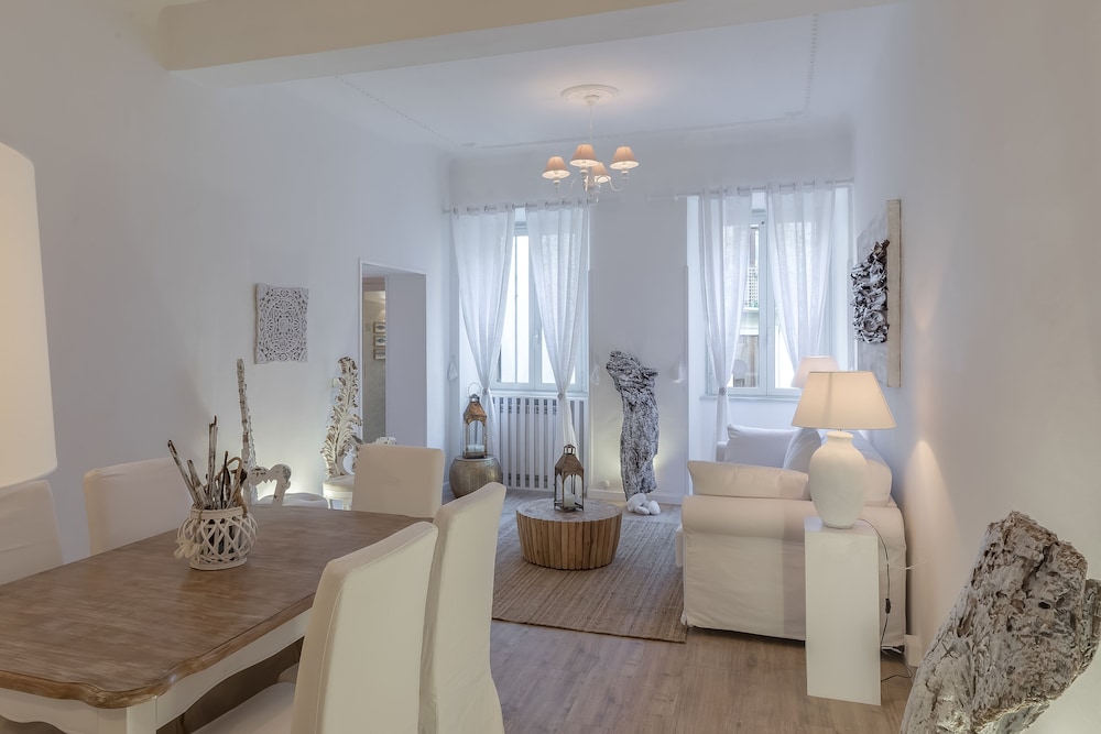 Frattina 11 people — 4-Star Luxury Hotel in Rome, Italy