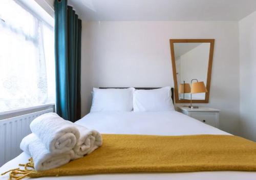 Home in Reading Berkshire for Contractors & Families with Free Parking & WiFi