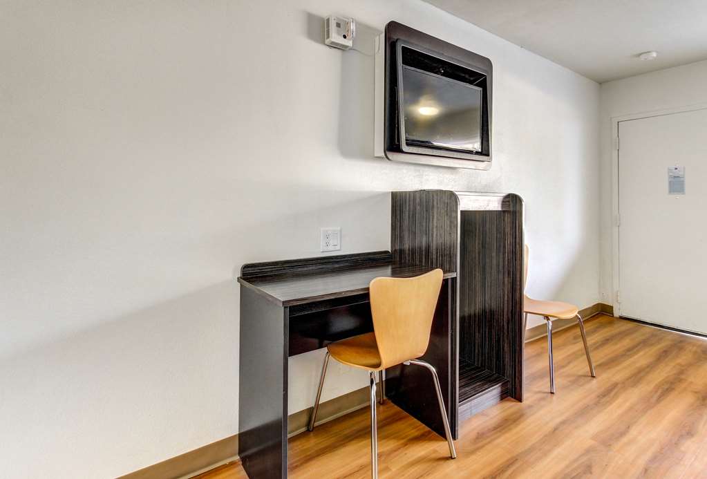 Motel 6 Waco Lacy Lakeview - photo 19