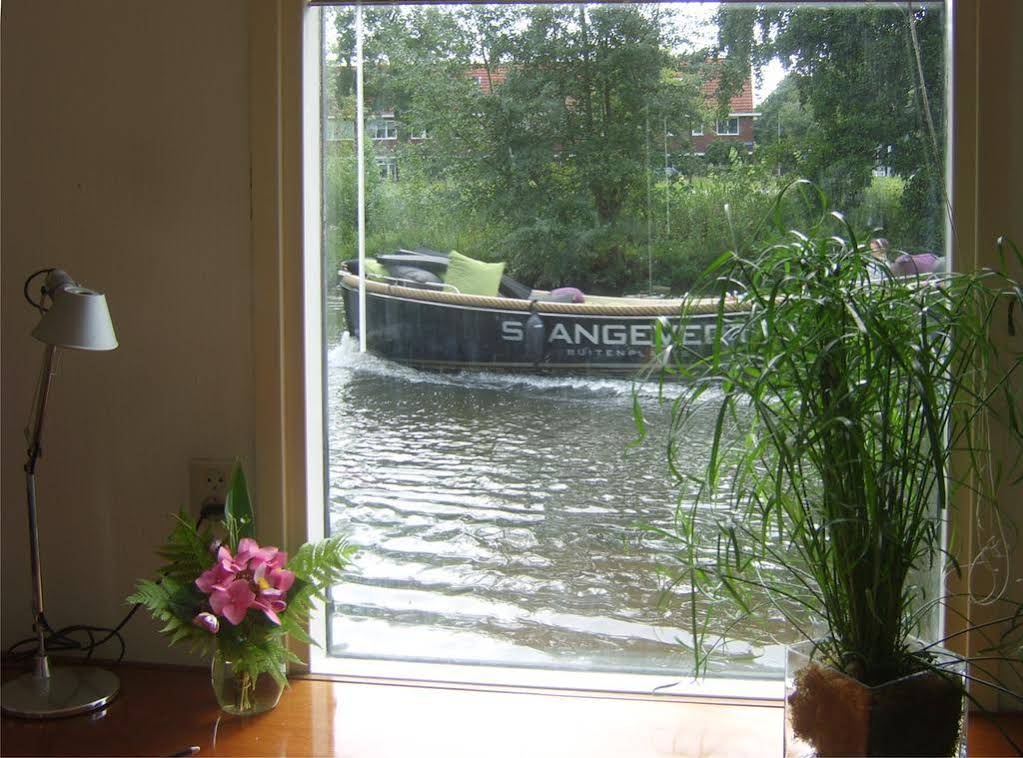 Bed and Breakfast Woonboot Harmony