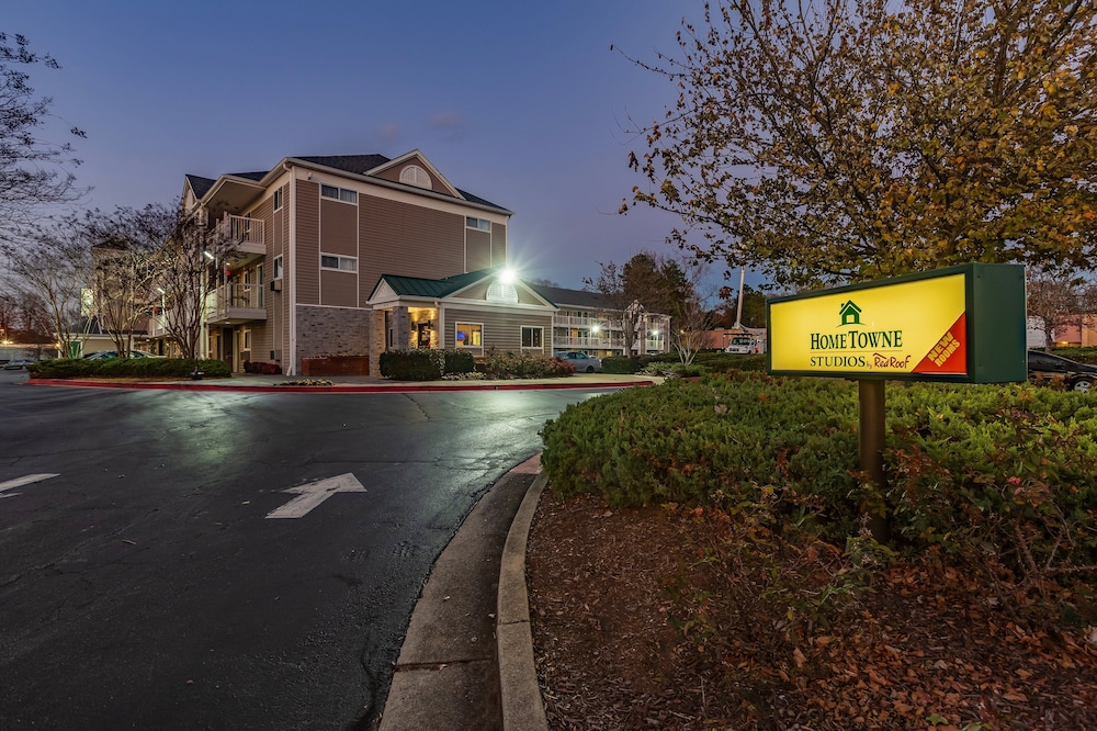 HomeTowne Studios by Red Roof Atlanta Chamblee - photo 25