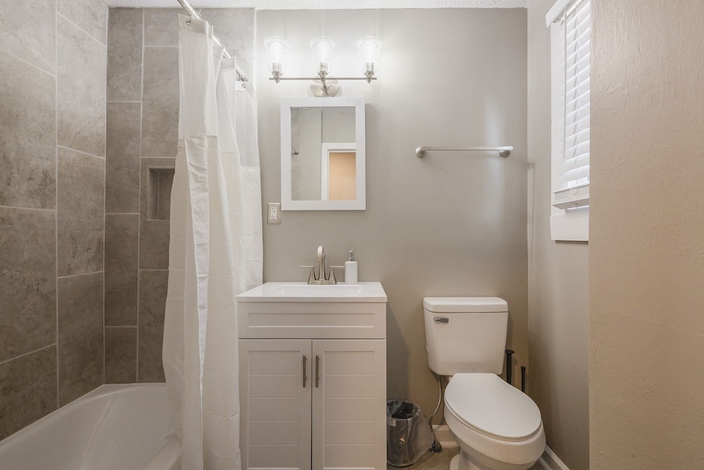 Newly renovated 4BR CozySuites - photo 36