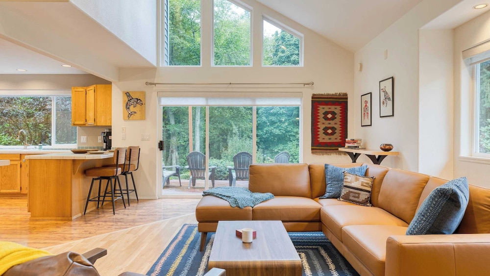 Stylish Forest Getaway on Whidbey Island Near Beaches Wineries & Trails Cedarview Retreat by Avantstay in Clinton, United States