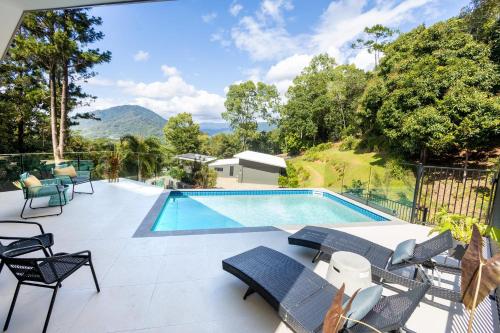 Treetops Retreat in Freshwater, Australia