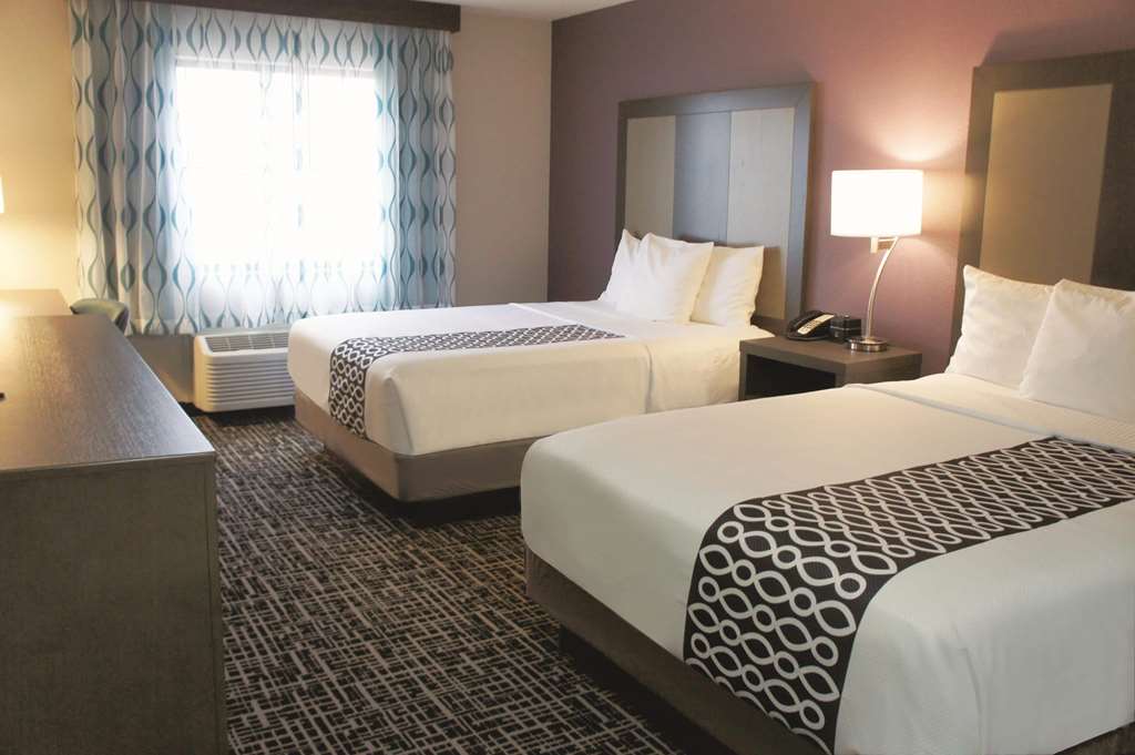 La Quinta Inn & Suites by Wyndham Wichita Airport - photo 10