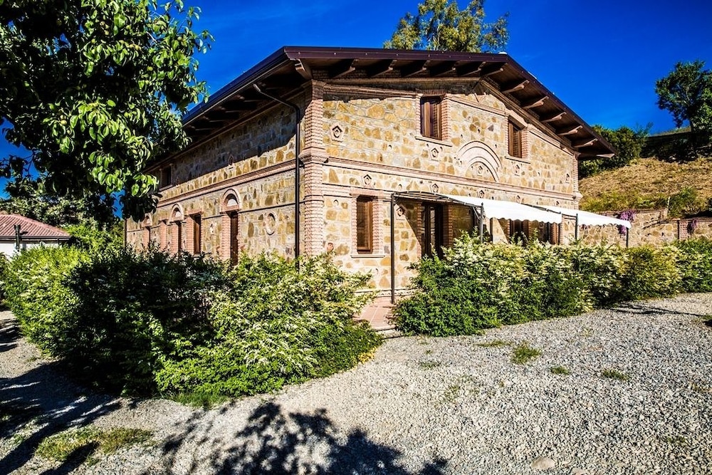 Agriturismo Aurea — 4-Star Luxury Hotel in Crucoli, Italy