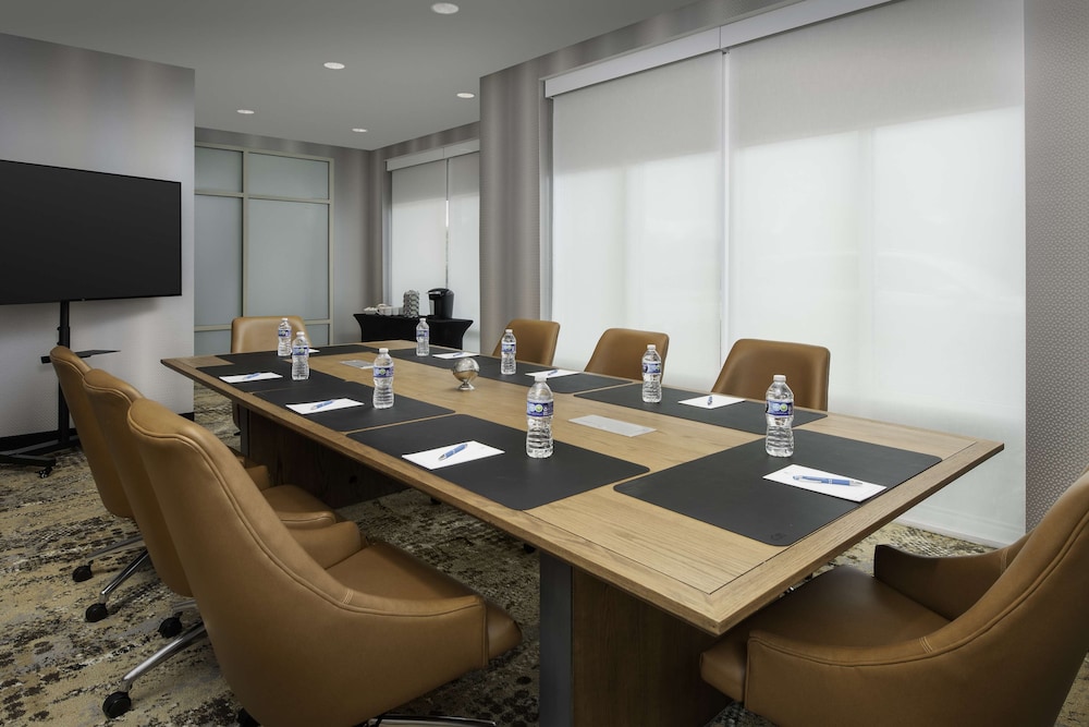 Embassy Suites by Hilton Dulles North Loudoun - photo 36