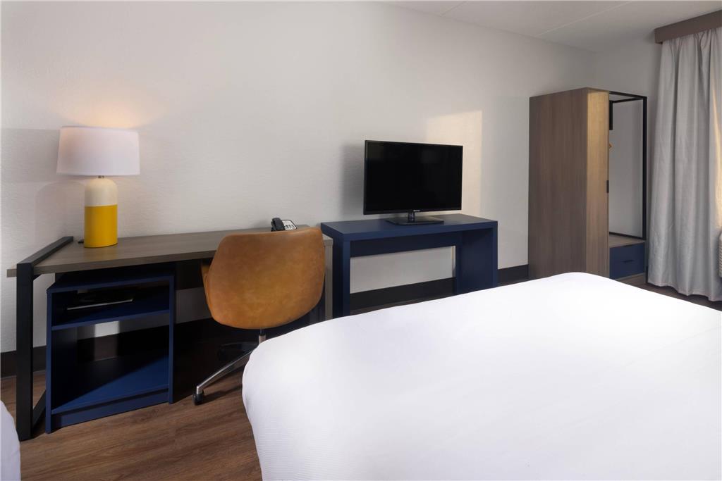 Comfort Suites Outlet Center - photo 8