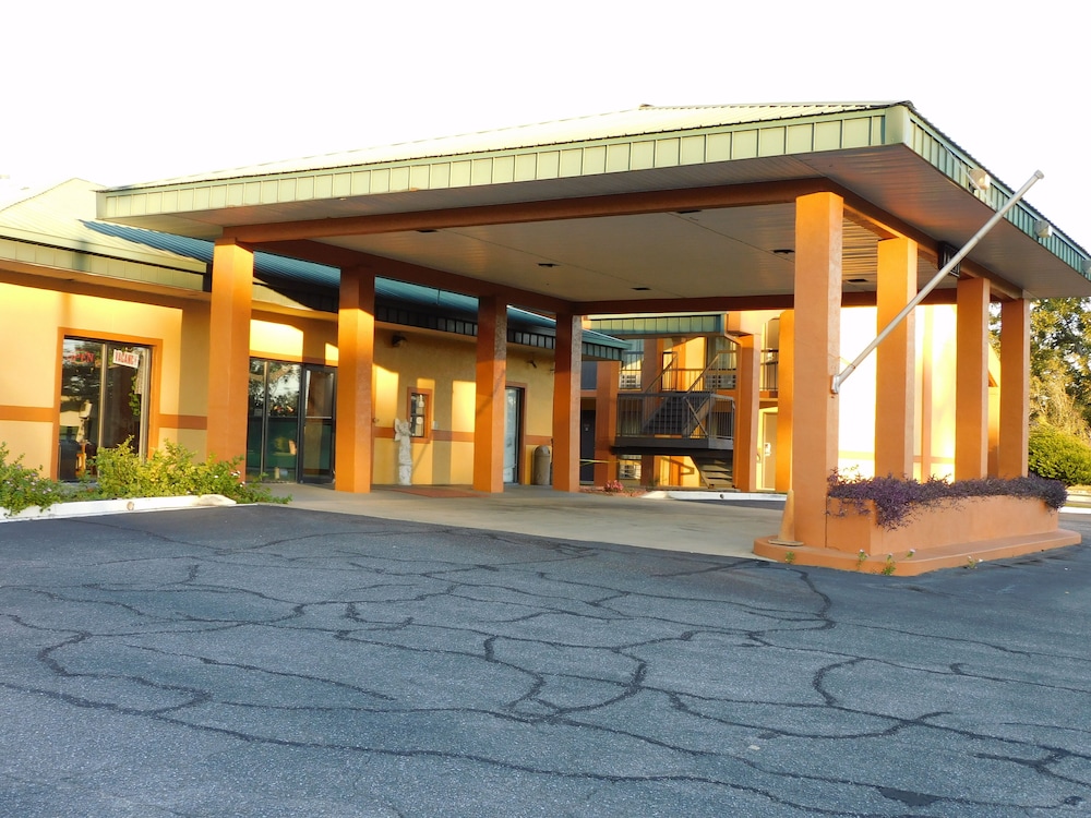 Camilla Inn & Suites - photo 25