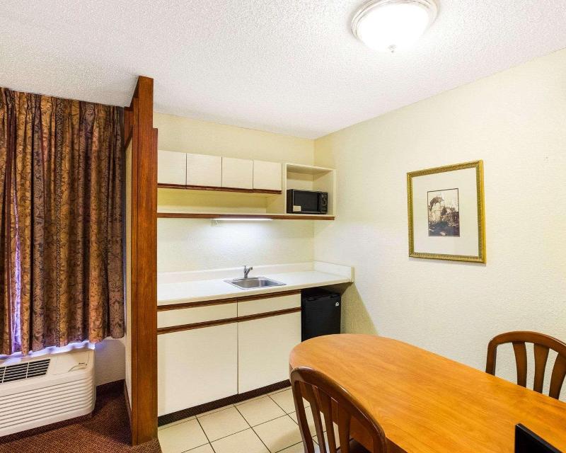 Rodeway Inn & Suites Fiesta Park - photo 8