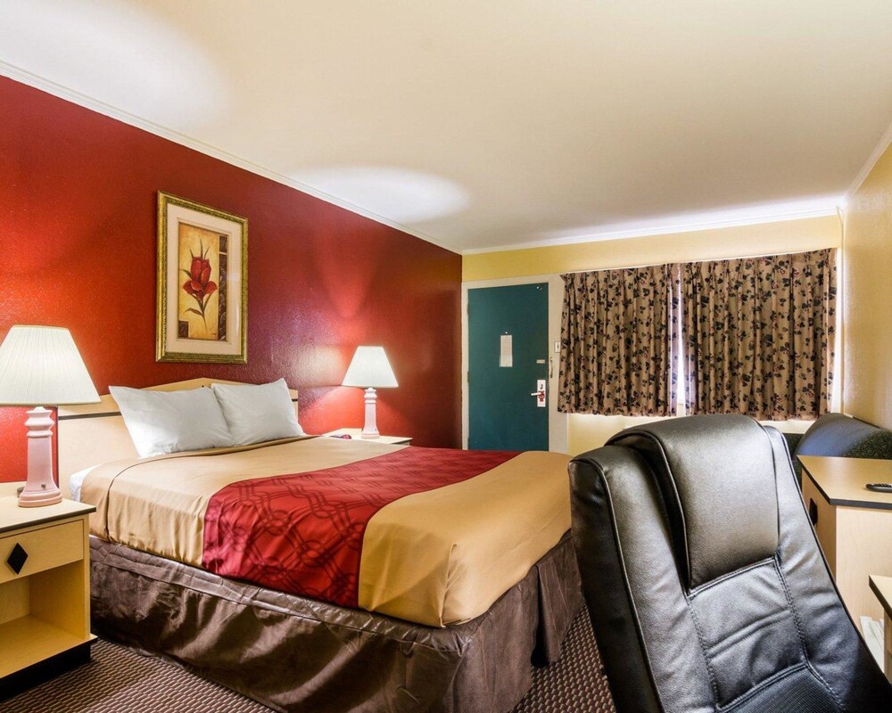 Econo Lodge Topeka Blvd. - photo 11