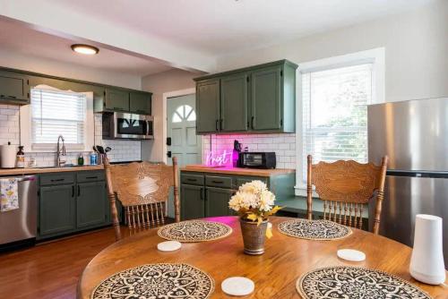Charming home near Churchill Ds and Expo Center — 4-Star Luxury Hotel in Louisville, United States