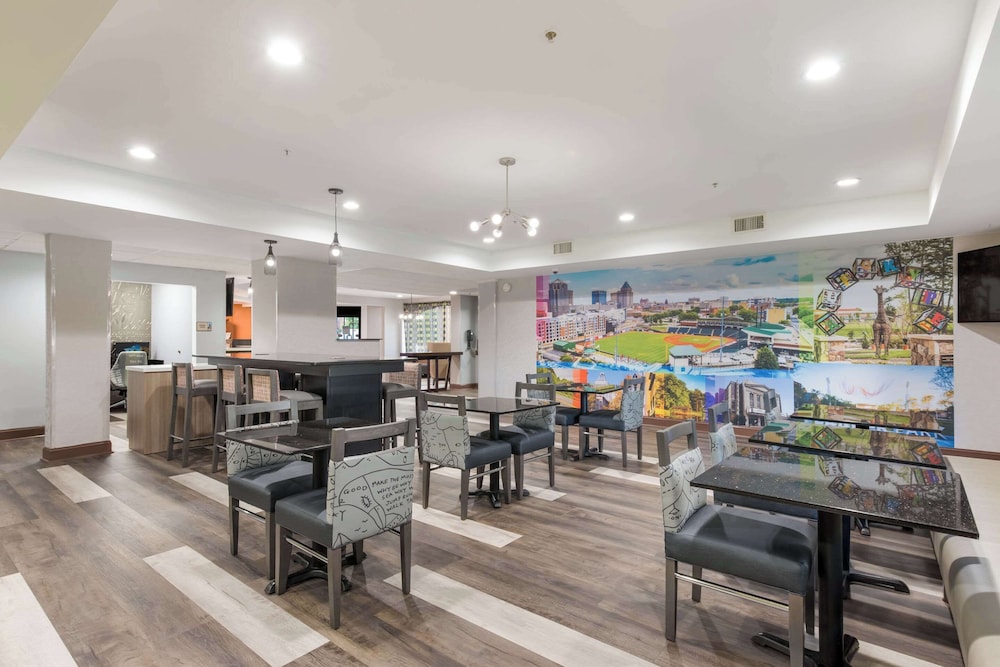 Clarion Pointe Greensboro Airport - photo 45