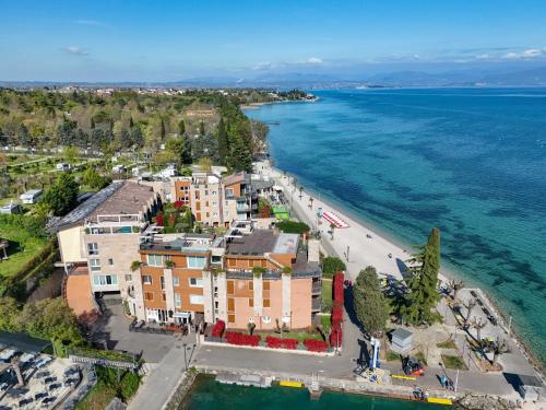 MGH Luxury Residenza La Perla Peschiera Lakefront — 4-Star Luxury Hotel in Peschiera Del Garda, Italy