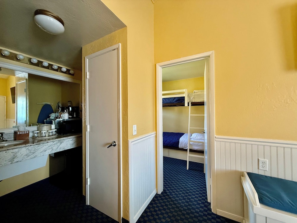 Monterey Bay Lodge - photo 14