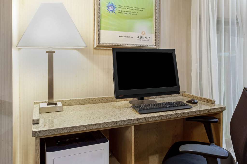 La Quinta Inn & Suites by Wyndham Stamford New York City - photo 51