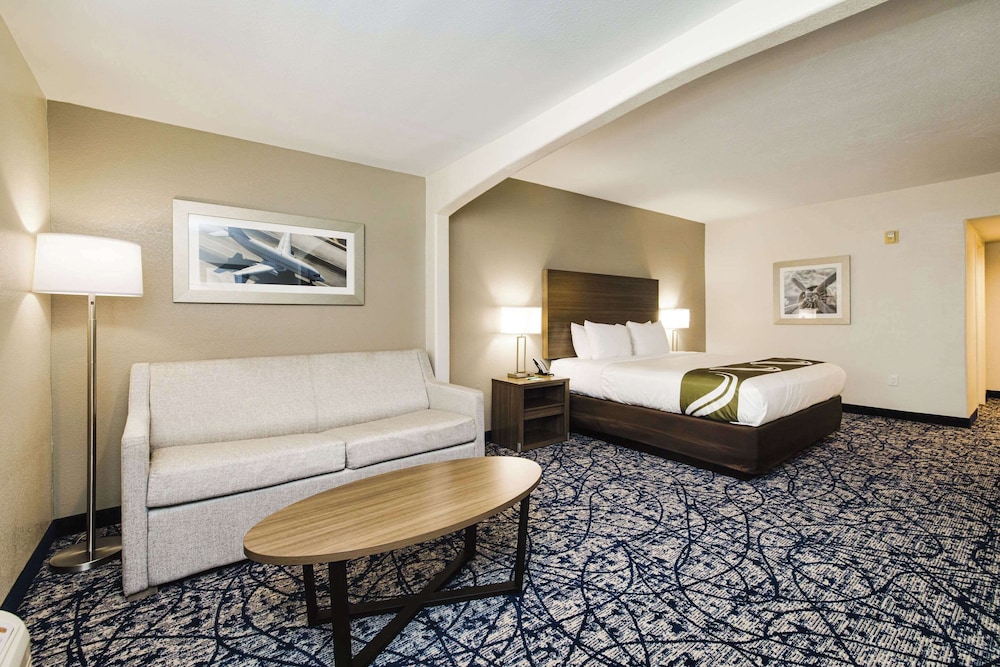 Quality Suites Houston Hobby Airport - photo 14