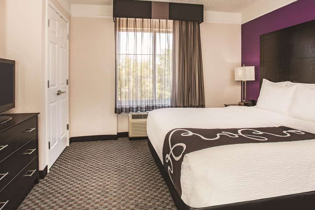 La Quinta Inn & Suites by Wyndham Las Vegas Summerlin Tech - photo 33
