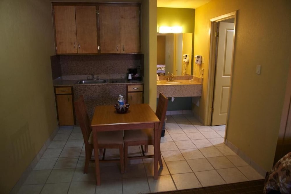 Coach Light Inn Brenham - photo 19