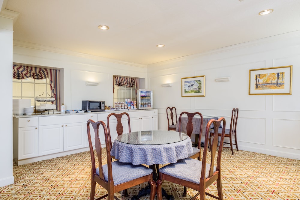 The Farmington Inn & Suites - photo 35