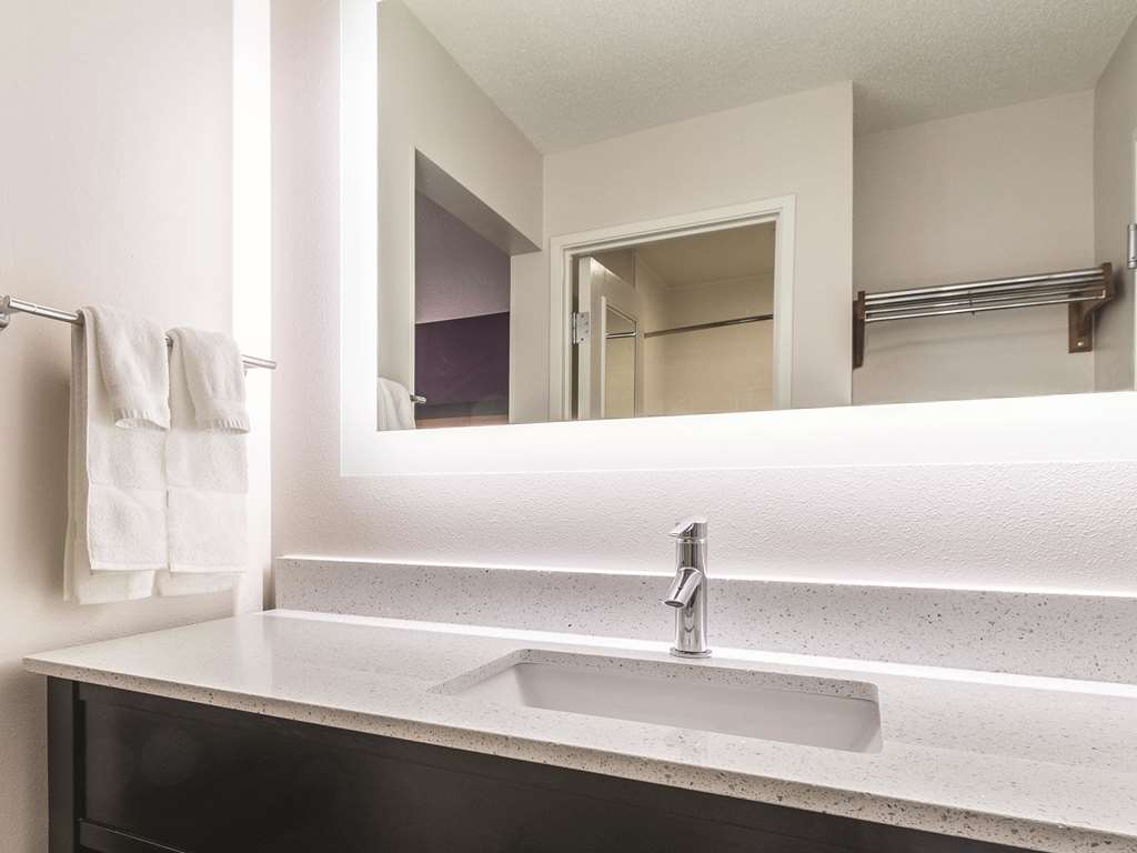 La Quinta Inn & Suites by Wyndham Cleveland Airport North - photo 22