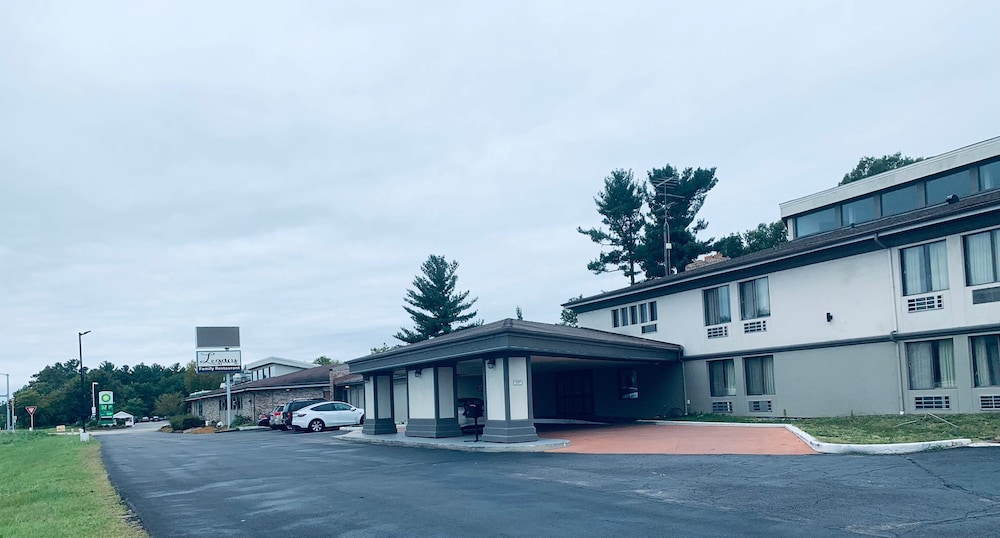 Econo Lodge Inn and Suites Stevens Point WI - photo 14