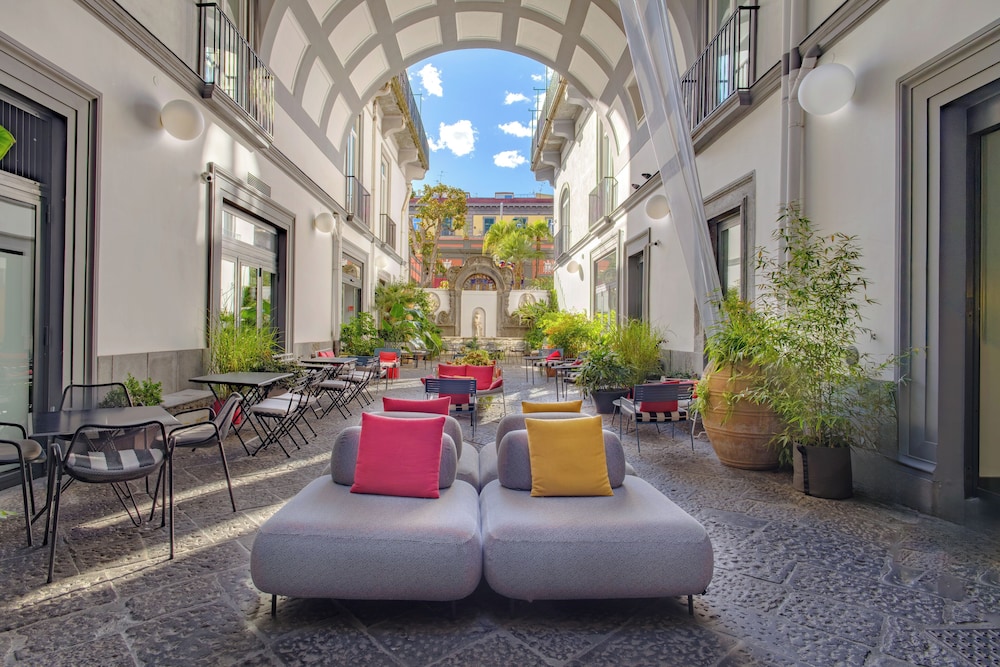 Hotel Piazza Bellini & Apartments - carbon neutral hotel in Naples
