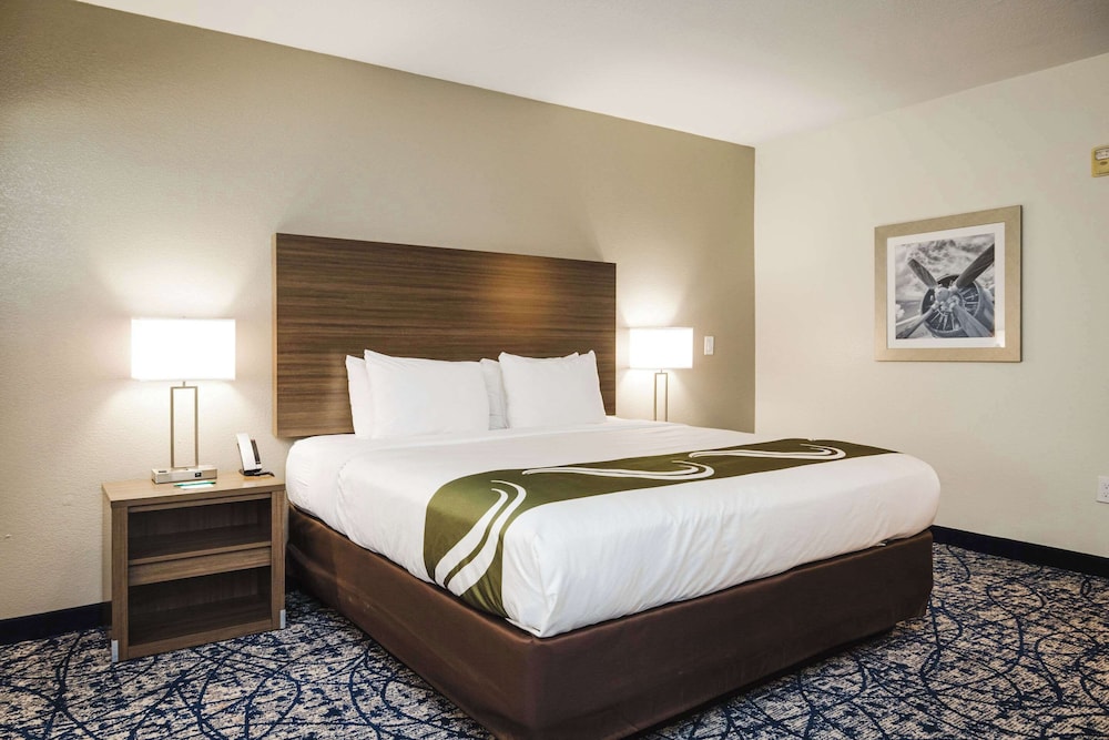 Quality Suites Houston Hobby Airport - photo 11
