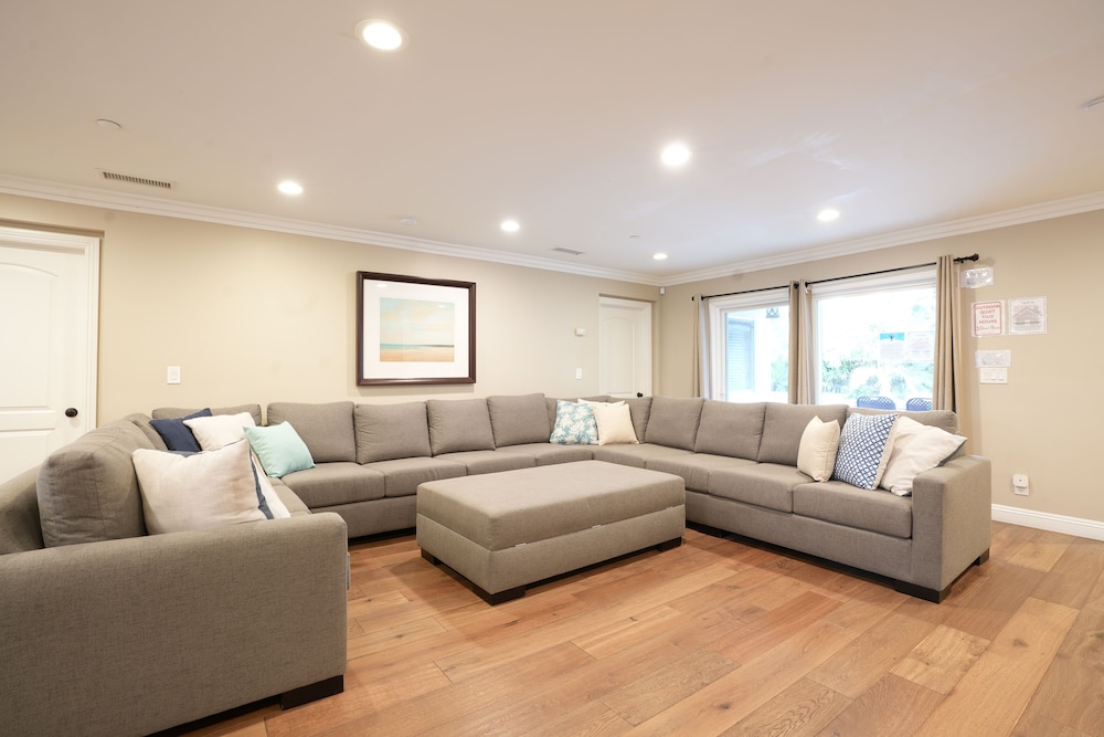 Upscale 6 Bed 5 Ba New Pool W jacuzzi 1 2 Mile Walk to Disney in Anaheim, United States