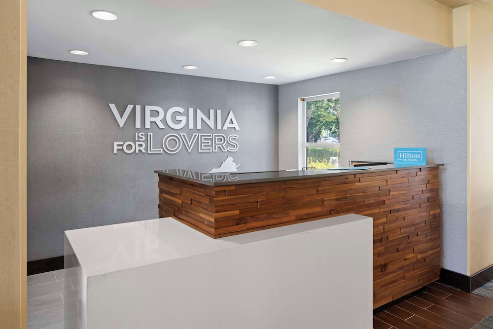 Hampton Inn & Suites Newport News - photo 4