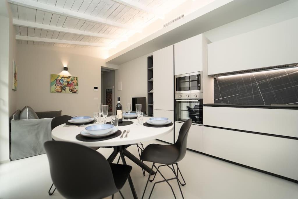 Appartamento moderno a 2 minuti dal duomo di Como — 4-Star Luxury Hotel in Como, Italy