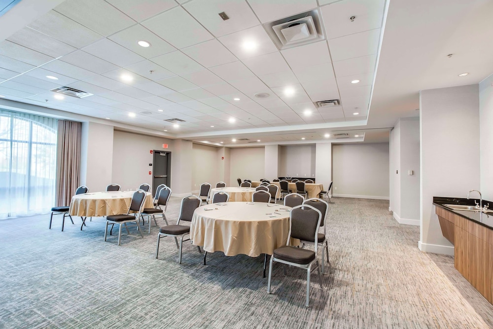 Embassy Suites Louisville East - photo 121