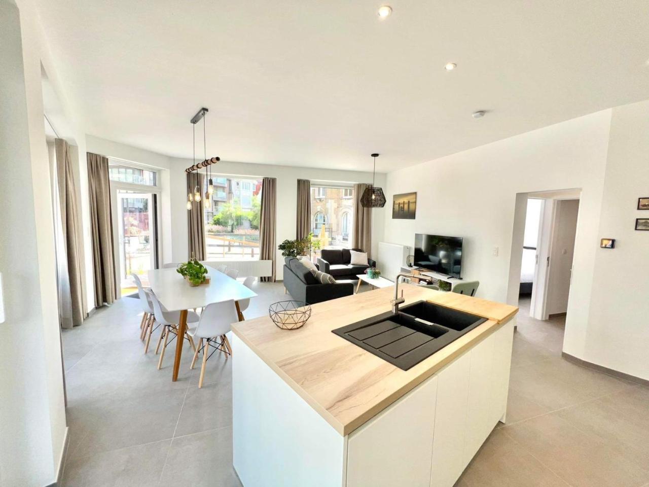 Family Apartment on the Ground Floor with Terrace Panne a Cote — 4-Star Luxury Hotel in De Panne, Belgium