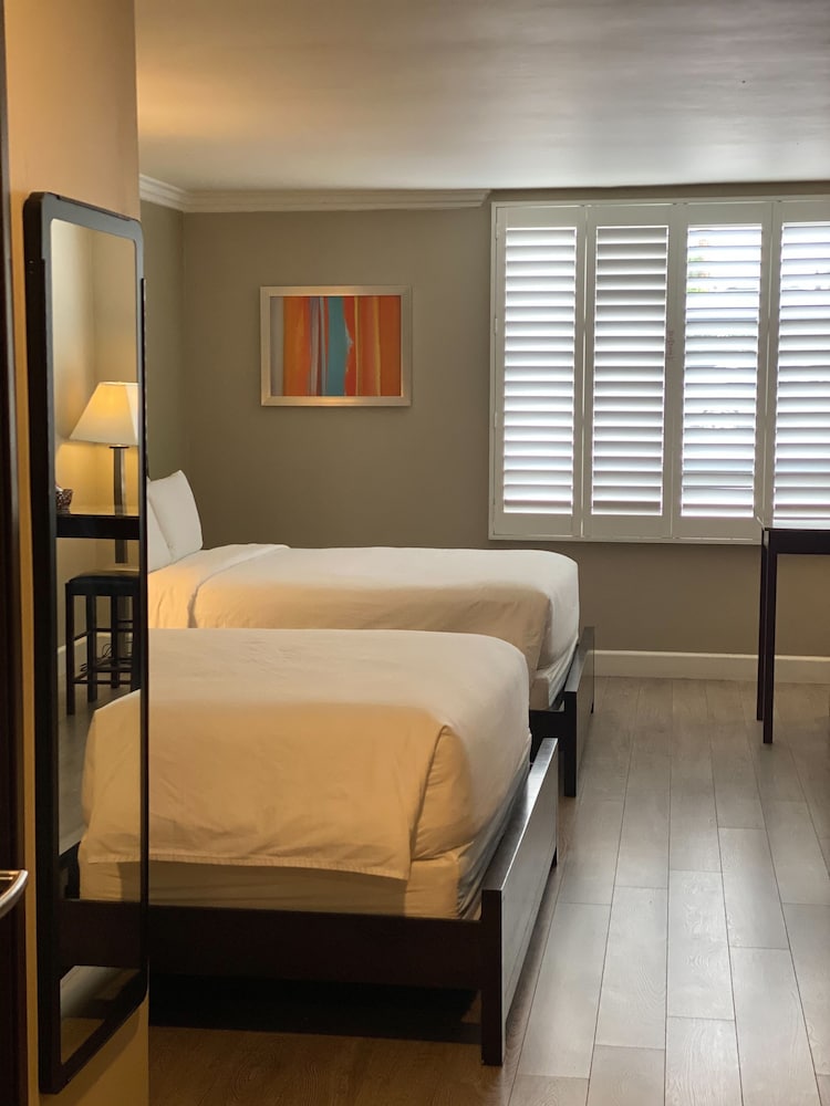 GreenTree Inn & Suites Alhambra - photo 22