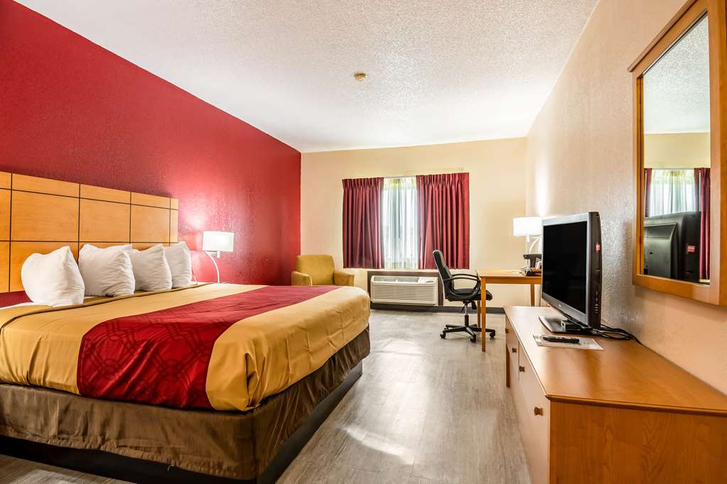 Econo Lodge Topeka at Wanamaker - photo 11