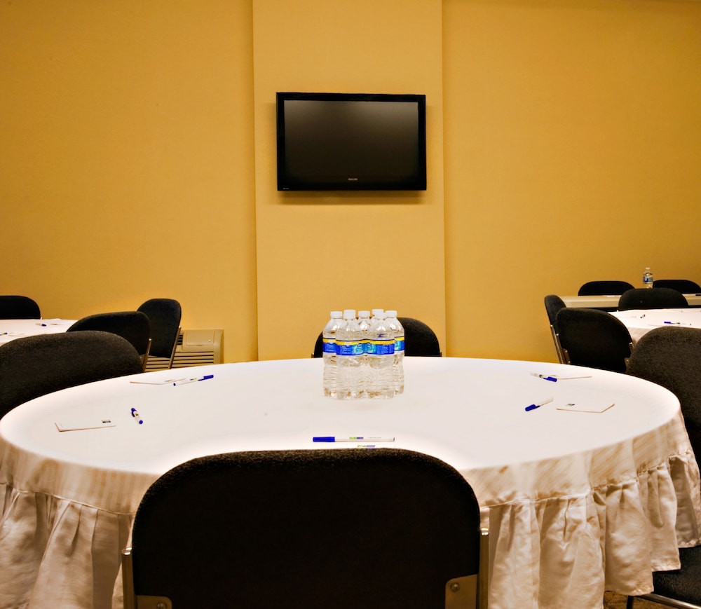 Holiday Inn Express & Suites Borger by IHG - photo 24