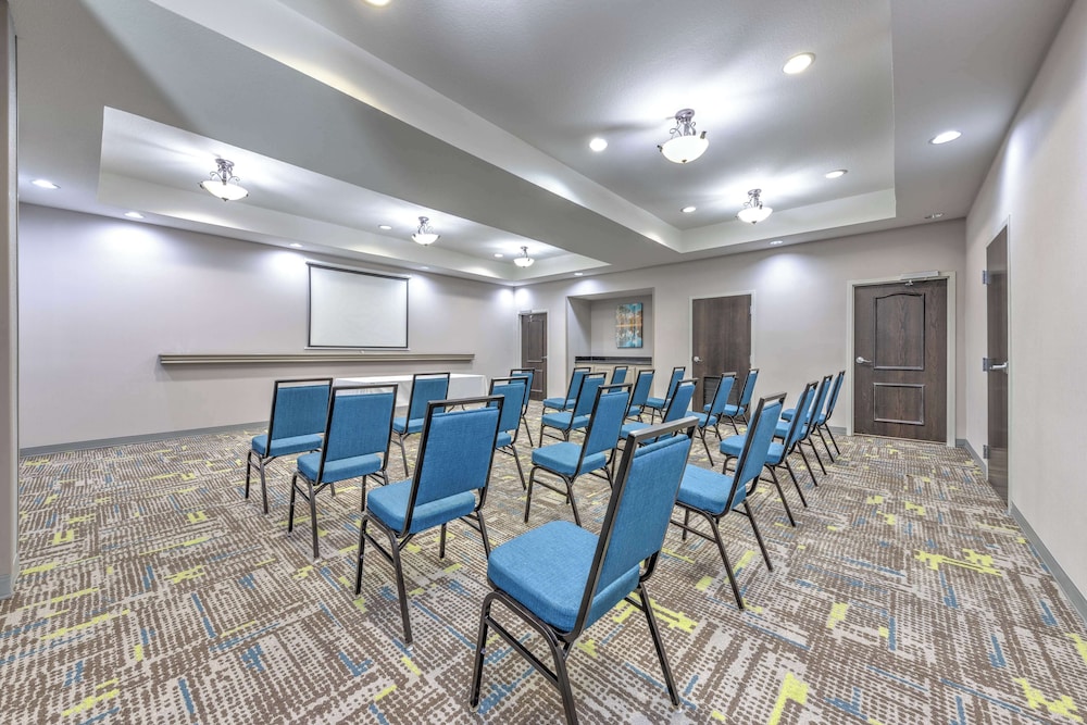 Hampton Inn & Suites Lake Jackson Clute - photo 32