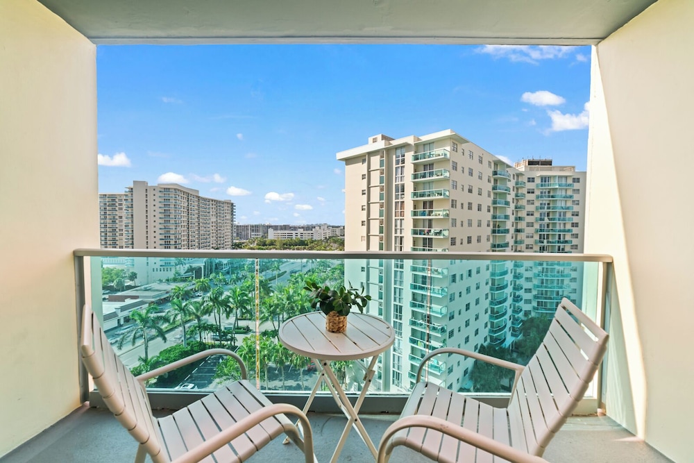 Beautiful penthouse condo with stunning views of both ocean and city — 4-Star Luxury Hotel in Hollywood, United States