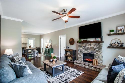 Elegant End Condo Fireplace Community Amenities — 4-Star Luxury Hotel in Townsend, United States