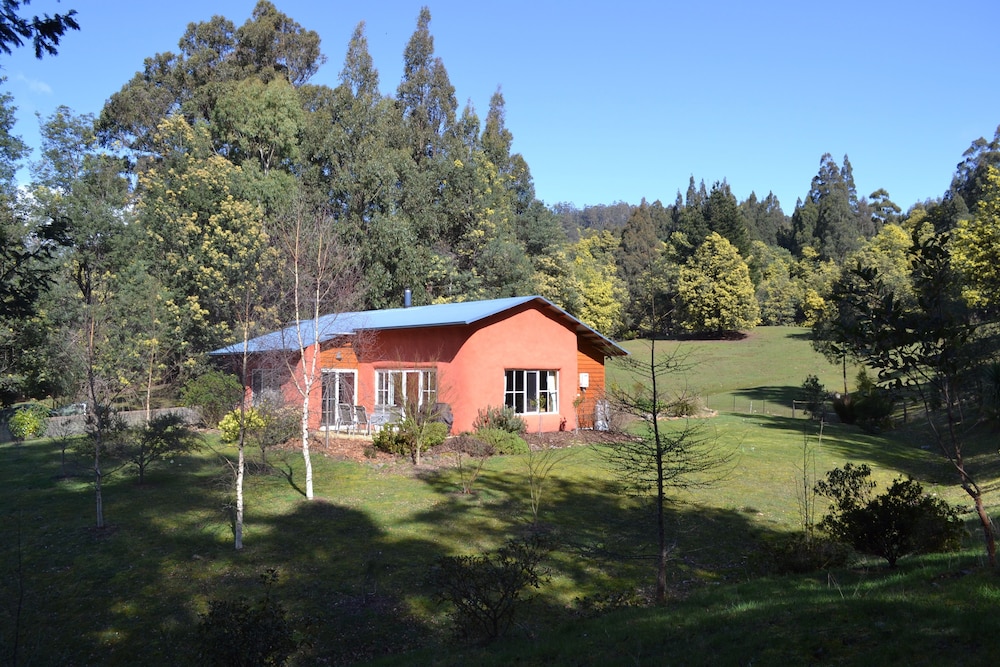 Whispering Spirit Holiday Cottages & Mini Ponies — 4-Star Luxury Hotel in Franklin, Australia