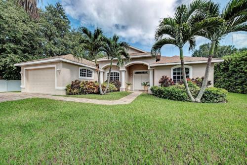 Exquisite modern home with pool 10 min to beach — 4-Star Luxury Hotel in Bradenton, United States