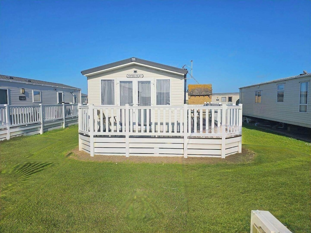 Luxury Chichester Caravan Seaside Retreat in Chichester, United Kingdom