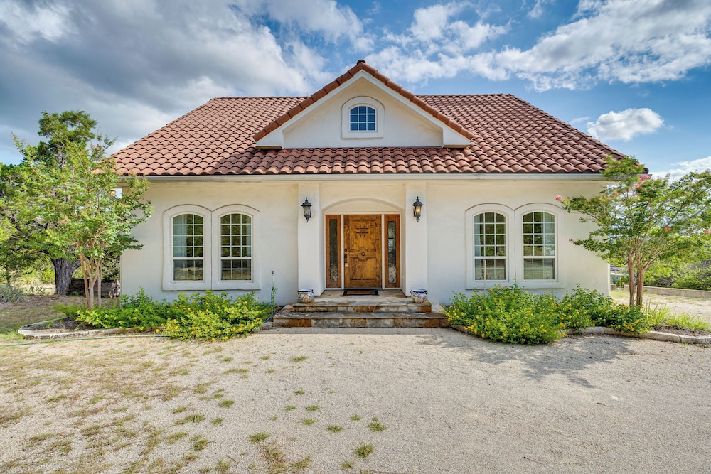 Jonestown Retreat w Deck: 6 Mi to Lake Travis — hotel in Leander