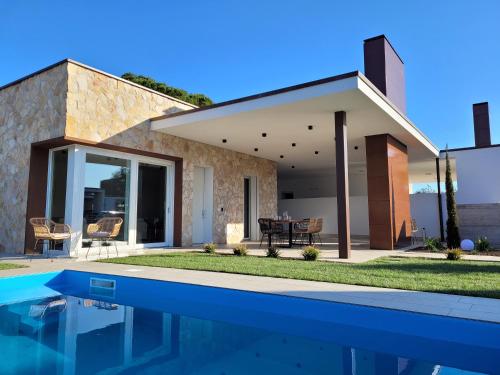 Villa My Lagozise — 4-Star Luxury Hotel in Cola, Italy