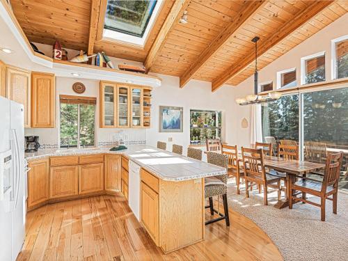 Fantastic Lakeview house with large decks