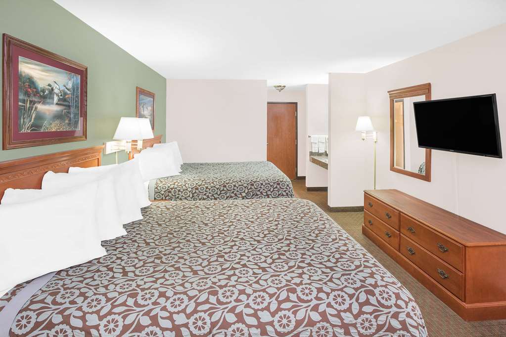 Days Inn & Suites by Wyndham Brinkley - photo 8