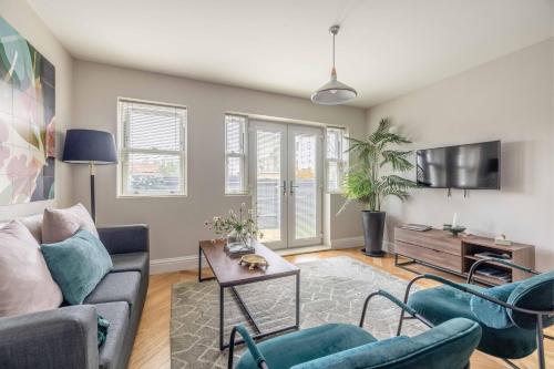Modern 2 Bed Oasis Private parking & Garden By Tempstay — 4-Star Luxury Hotel in Windsor, United Kingdom