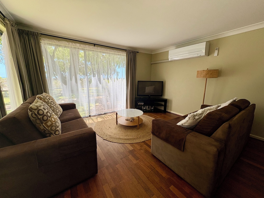 98 Steps To The Beach — hotel in Broadwater
