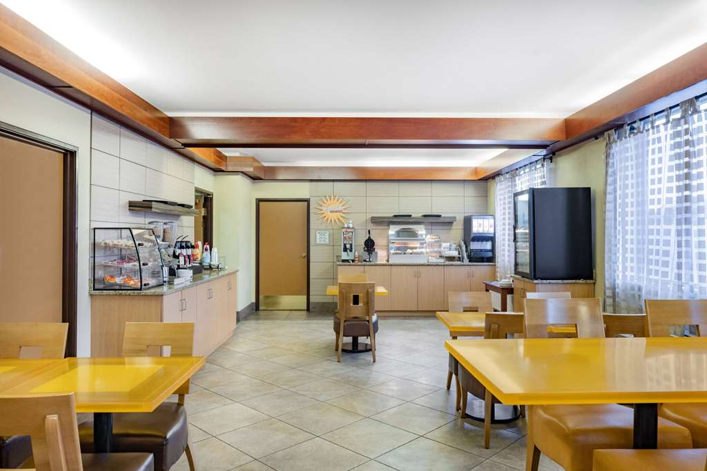 La Quinta Inn & Suites by Wyndham Helena - photo 23