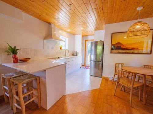 The Perch Modern 2 Bed Cabin with Patio and Hot Tub — 4-Star Luxury Hotel in Ucluelet, Canada